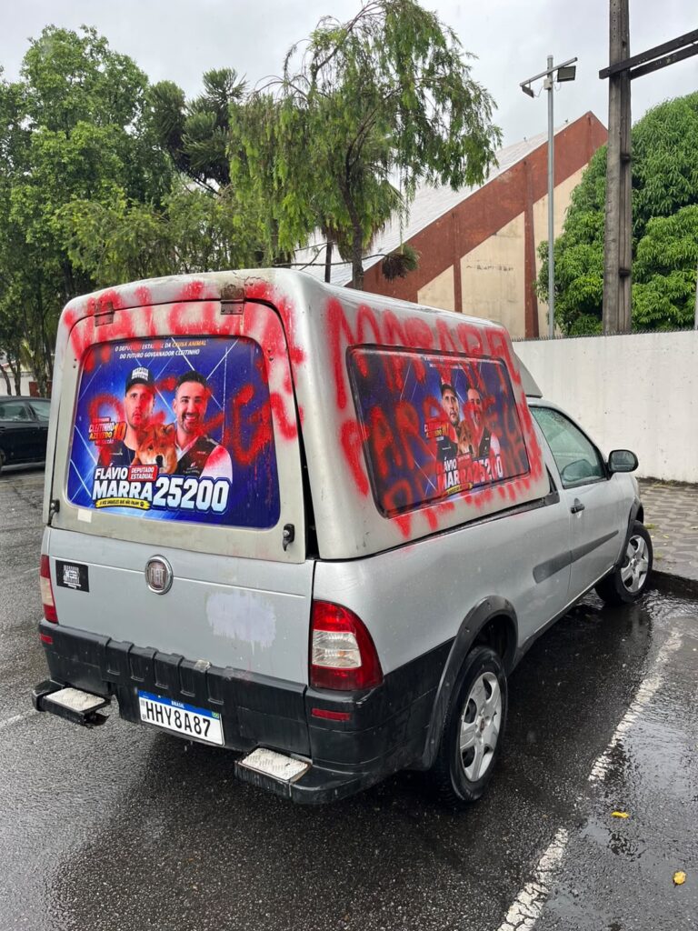 Véspera da eleição: Flávio Marra encontra carro de campanha pichado em Divinópolis IMG-20261003-WA0023