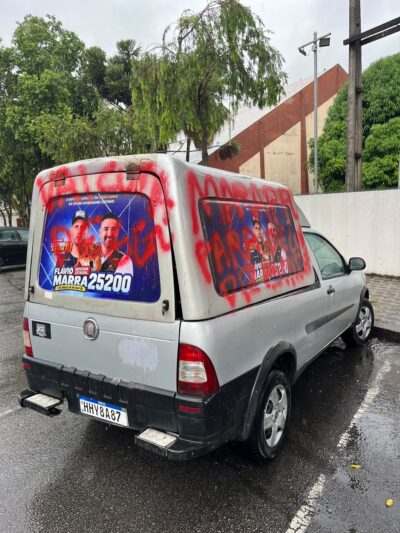 Véspera da eleição: Flávio Marra encontra carro de campanha pichado em Divinópolis