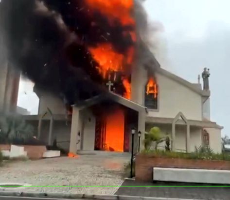 Incêndio destrói igreja católica em Santa Catarina após missa; teto desaba e fiéis ficam comovidos