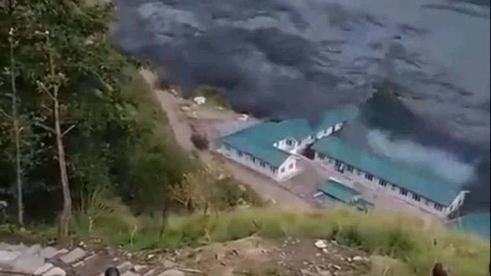 Enchente no Nepal arrasta casas e pontes após deslizamento e cinco pessoas estão desaparecidas