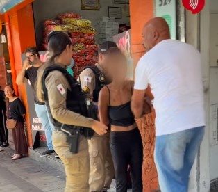 Roubo de celular termina com prisão de uma mulher após tentativa de fuga em Divinópolis