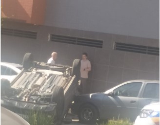 Carro capota na avenida Divino Espírito Santo e deixa motorista ferido em Divinópolis