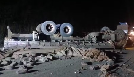 Capotamento com materiais de construção na BR-262 em Luz e deixa duas pessoas feridas