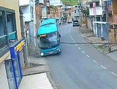 Ônibus de empresa que atua em Itaúna derruba poste após motorista passar mal em Ipatinga