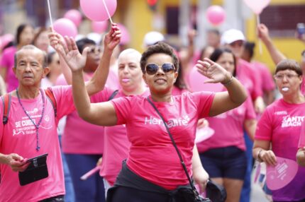 Outubro Rosa evidencia atuação da Acom em todas as linhas de cuidado do câncer de mama