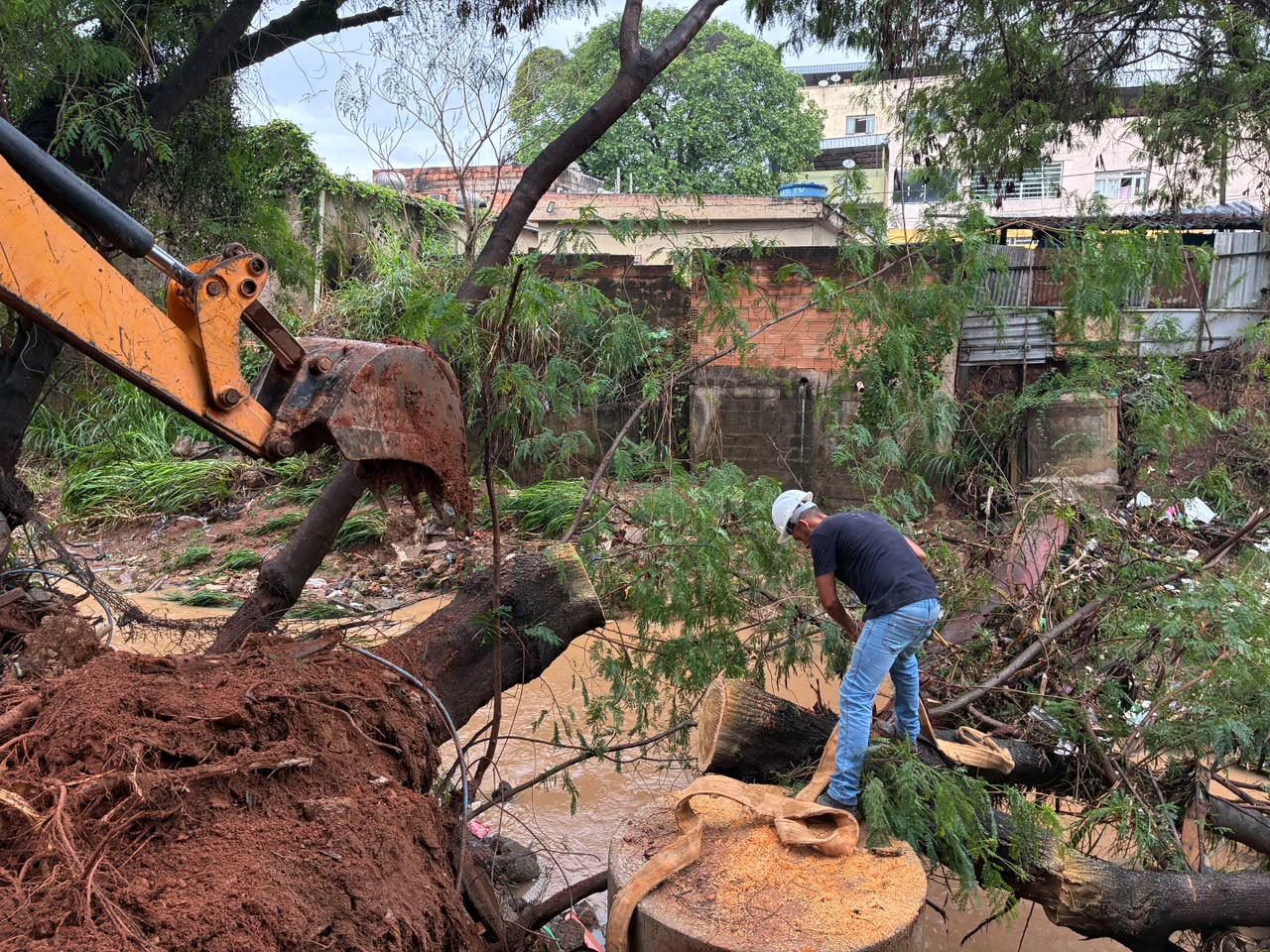 Chuva forte causa danos em Nova Serrana e Prefeitura mobiliza equipes para limpeza e recuperação das vias
