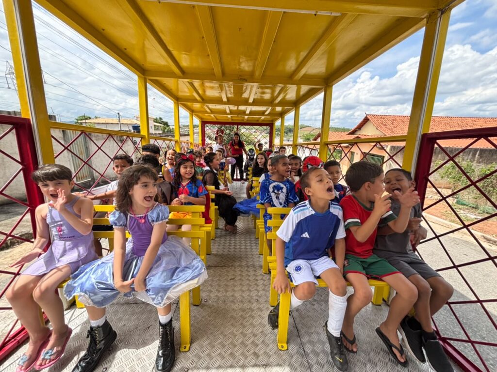 Carmo do Cajuru transforma escolas em espaços de diversão na Semana da Criança WhatsApp Image 2026-10-07 at 16.00.17