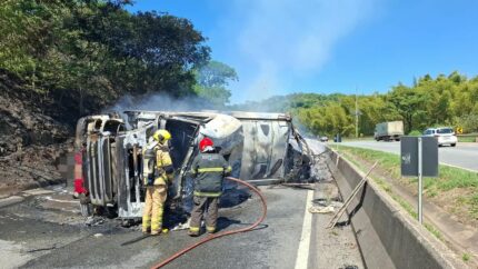 Acidente com Carreta carregada com papel pega fogo após tombar e deixa uma vítima fatal na BR-381 em Santo Antônio do Amparo