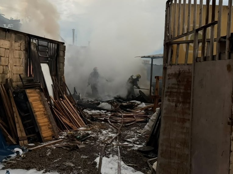 Bombeiros combatem incêndio em fábrica de móveis rústicos e pallets em Divinópolis