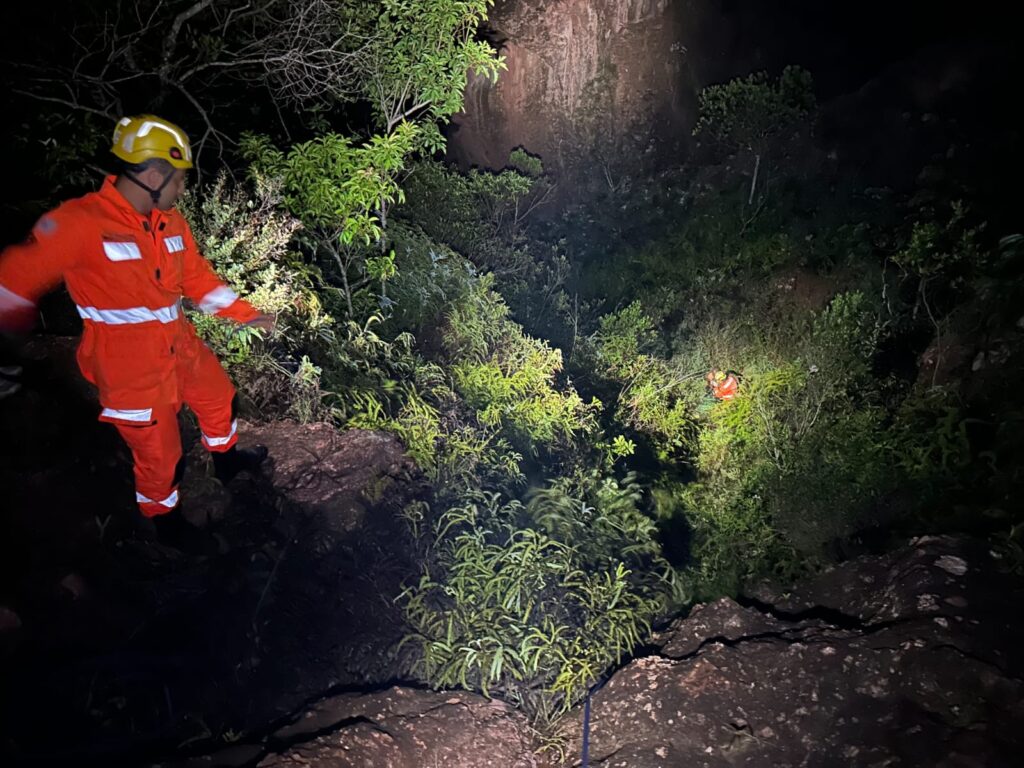 Bombeiros resgatam idoso desorientado em local de difícil acesso durante a madrugada em Santo Antônio do Amparo WhatsApp Image 2026-10-19 at 11.13.58