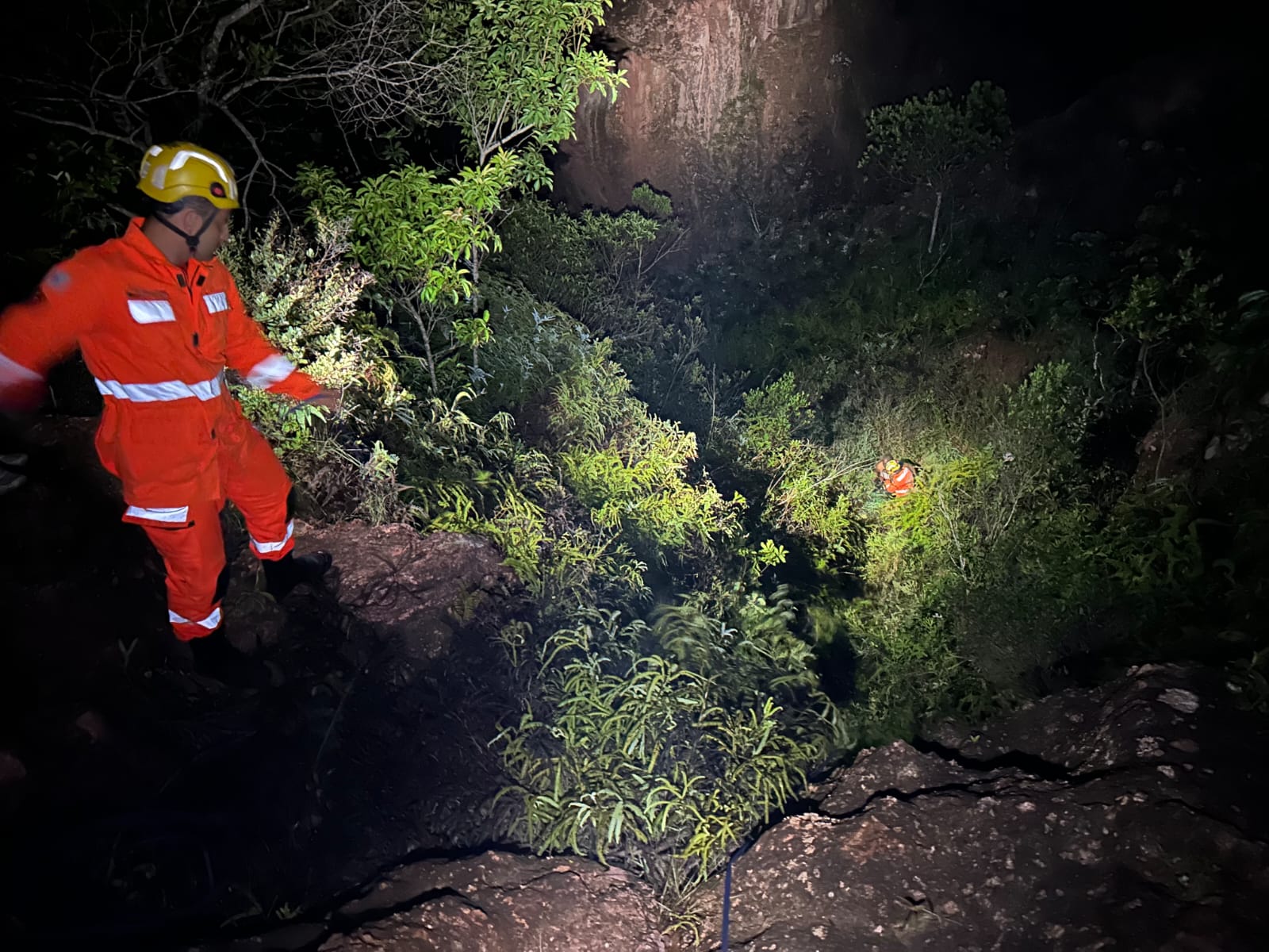 Bombeiros resgatam idoso desorientado em local de difícil acesso durante a madrugada em Santo Antônio do Amparo