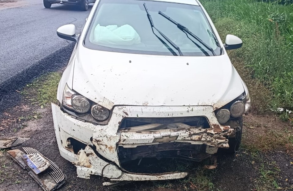 Carro roda na pista e bate em barranco na MG-260 em Cláudio criança de 2 anos fica ferida