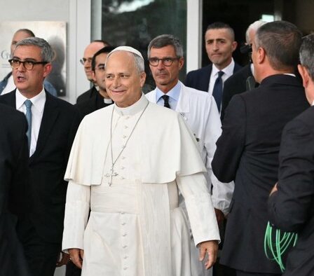 Papa Leão XIV recebe alta após cirurgia para retirada de câncer no pulmão e retorna ao Vaticano