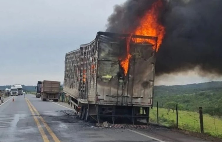 Carreta carregada com pneus pega fogo na BR-354 em Formiga