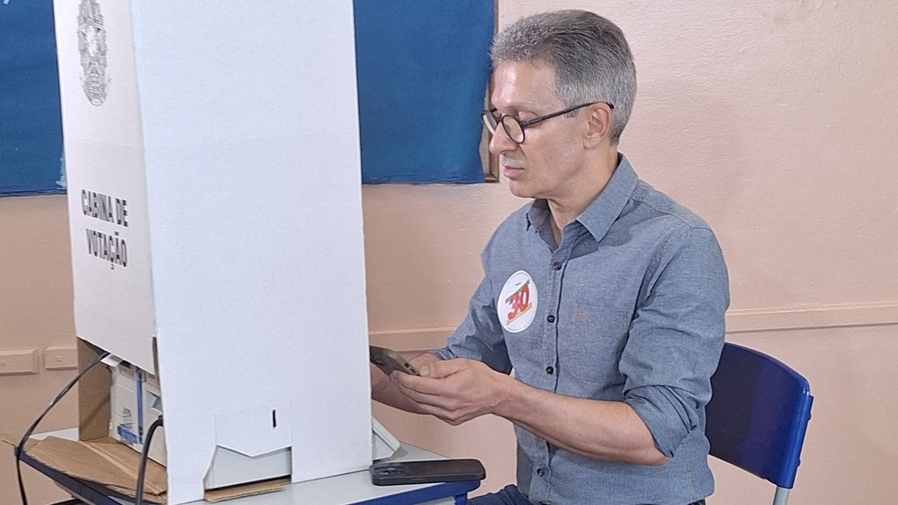 TRE-MG vai apurar possível crime eleitoral após Zema entrar com celular na cabine de votação