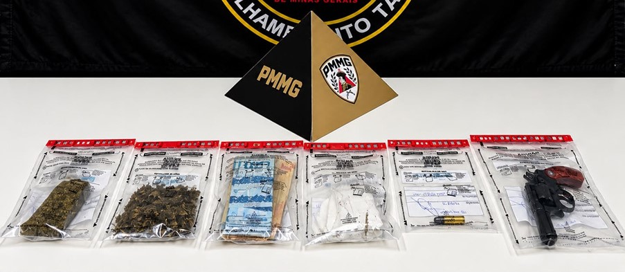 Polícia Militar de Minas Gerais Aprende drogas, dinheiro e arma de fogo durante ação de combate ao tráfico de drogas em Formiga