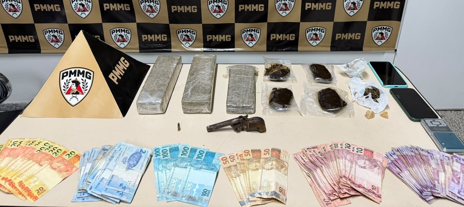 Denúncia de tráfico leva a Polícia Militar para apreender droga e arma em R$ 2,3 mil em Lagoa da Prata