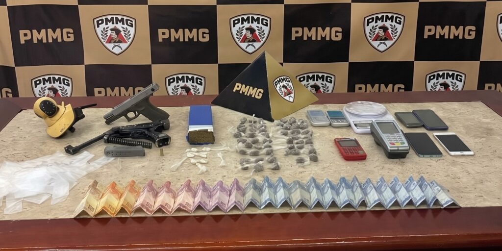 Com auxílio do cão de Faro Black Polícia Militar prende jovem por tráfico de drogas e apreende simulacros e munições em Itáuna drogas pm