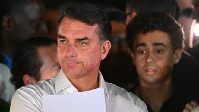 Flávio Bolsonaro promete pedir anulação da eleição após derrota para Lula
