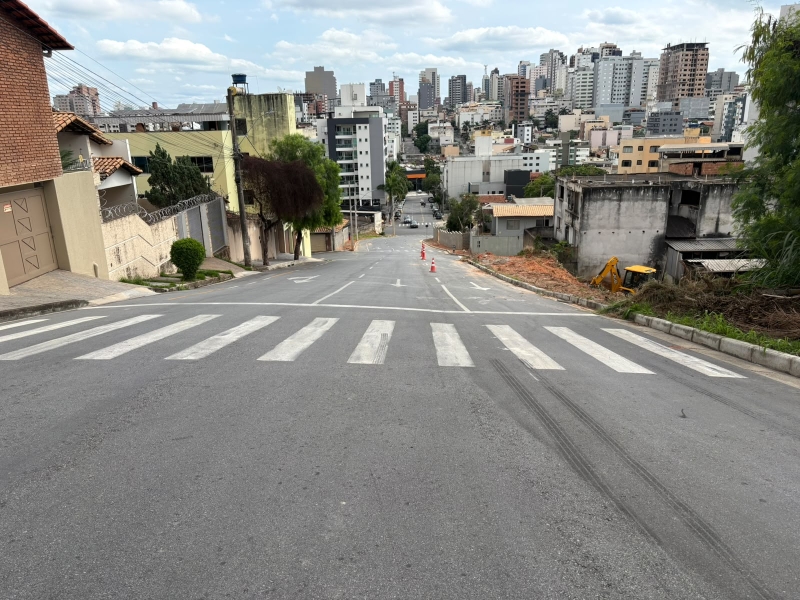 Após paralisação as obras na Avenida 21 de Abril são retomadas e incluem melhorias em outros bairros de Divinópolis