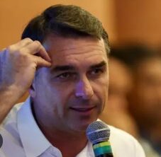 Após criticar proposta, Flávio Bolsonaro diz que votará pelo fim da escala 6x1 image (1)