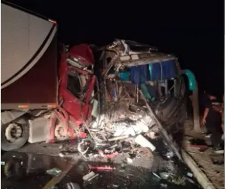 Ônibus que saiu de Nova Serrana bate em carreta na BR-381; uma pessoa morre e 41 ficam feridas