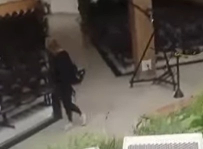 Mulher invade igreja, dispara contra telão e danifica equipamentos em MG