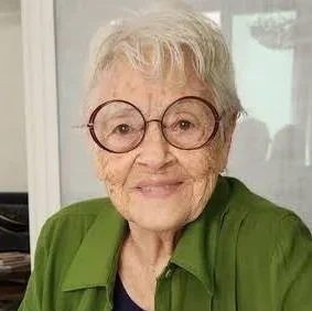 Adélia Prado sofre novo acidente doméstico aos 90 anos e segue recuperação em casa em Divinópolis images