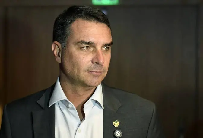 Flávio Bolsonaro aceita abrir sigilos, mas exige dados de Lula e aliados