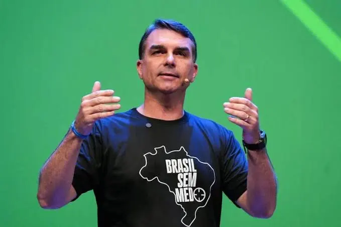 Flávio Bolsonaro diz que usará maioria no Congresso para mudar a Constituição