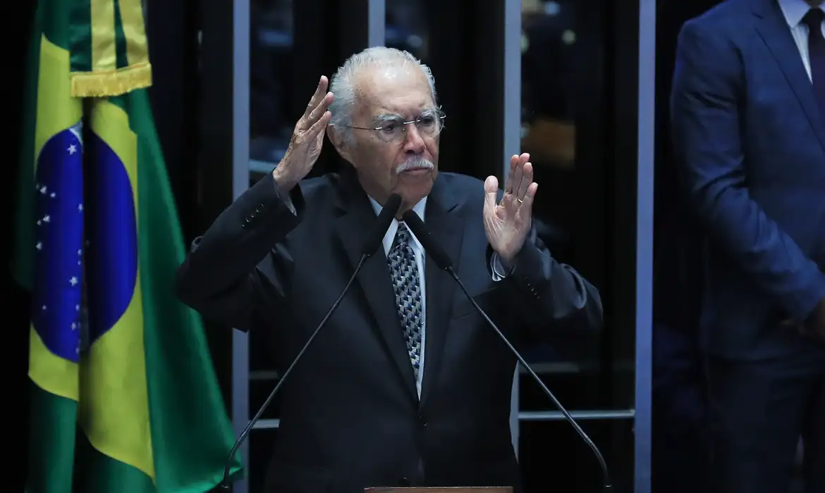 Ex-Presidente da República José Sarney de 96 anos é internado na UTI após cirurgia abdominal