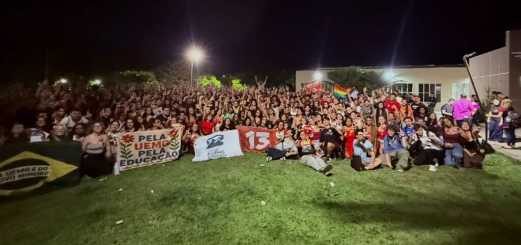 Ato pró-Lula reúne estudantes em Divinópolis após primeiro turno das eleições novo dois estudantes