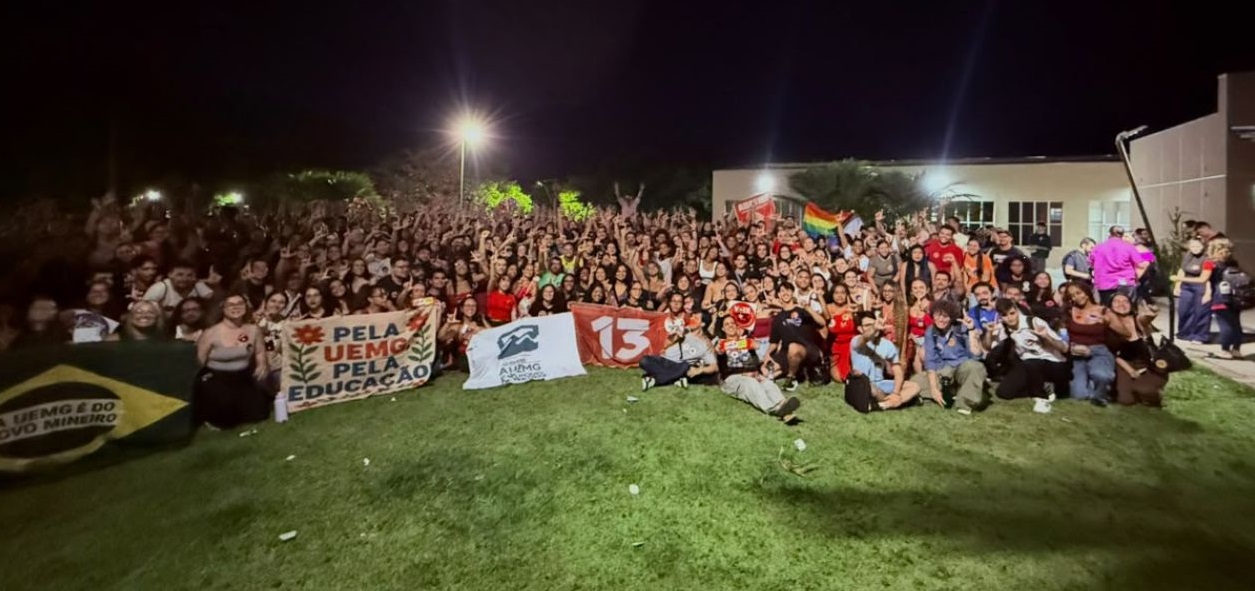 Ato pró-Lula reúne estudantes em Divinópolis após primeiro turno das eleições