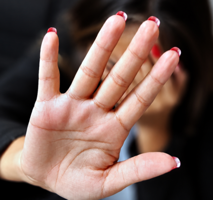 Acordo articulado pelo MPMG dobra número de mulheres protegidas por botão do pânico em Minas Gerais panico botao
