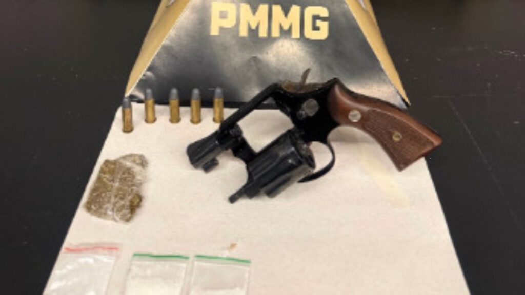 Polícia Militar prende homem por posse ilegal de arma e apreende drogas em Divinópolis policia-militar-prende-homem-por-posse-ilegal-de-arma-de-fogo-e-apreende-drogas-em-divinopolis-nesta-quinta-feira