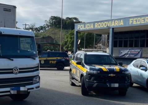 Polícia Rodoviária Federal prende seis homens com carga de uísque e gin furtados na BR-262 em Juatuba policia